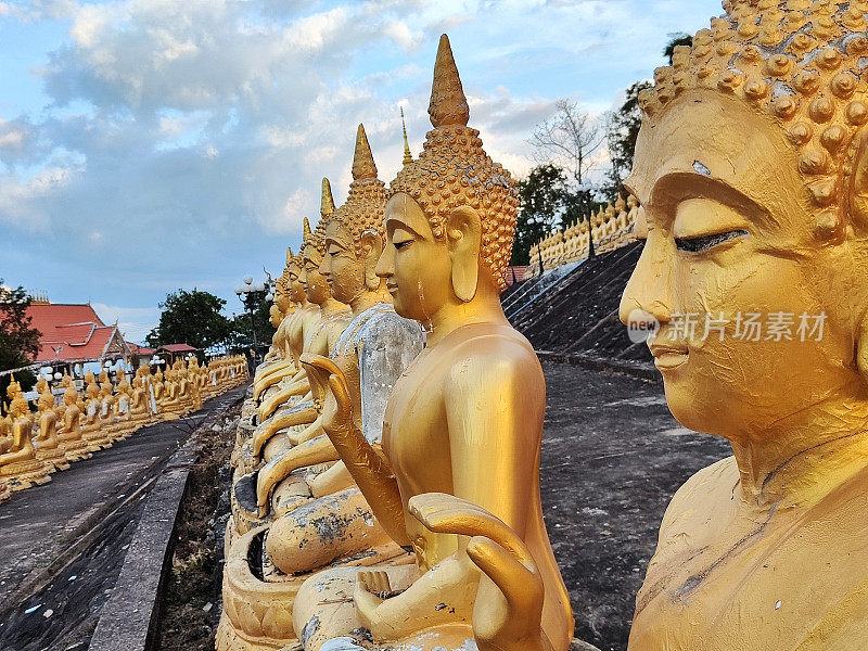 老挝Pakse Phousalao寺的金佛雕像